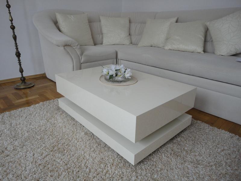 biały stolik i kanapa nowoczesna w salonie