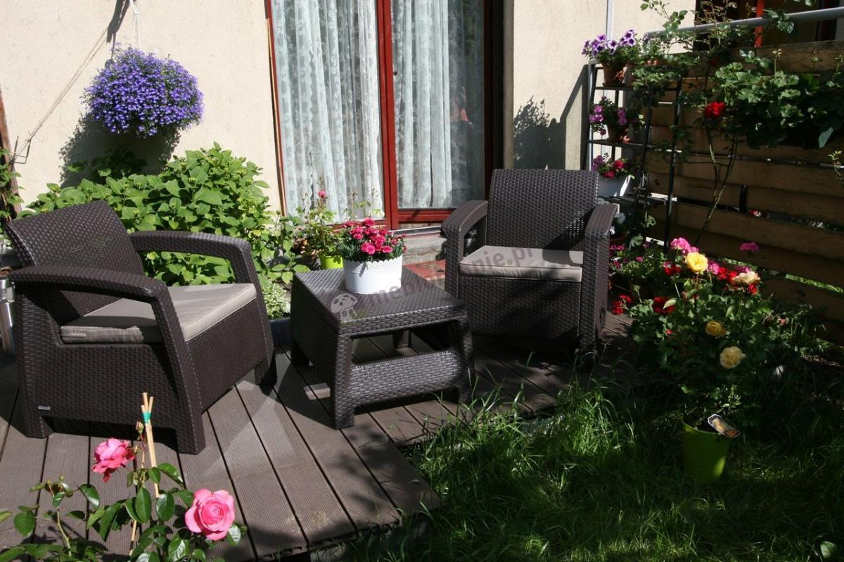 brązowe meble na balkon dla dwóch osób