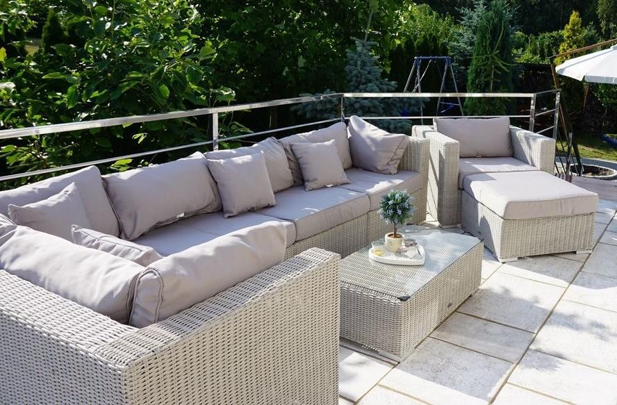 komplet mebli ogrodowych na taras z szarego technorattanu