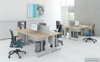 Biurko z metalowym stelażem Svenbox Invest VBM073 w biurze