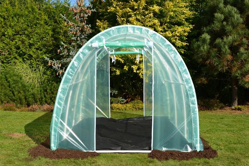 Szklarniowy tunel z rozsuniętym zamkiem