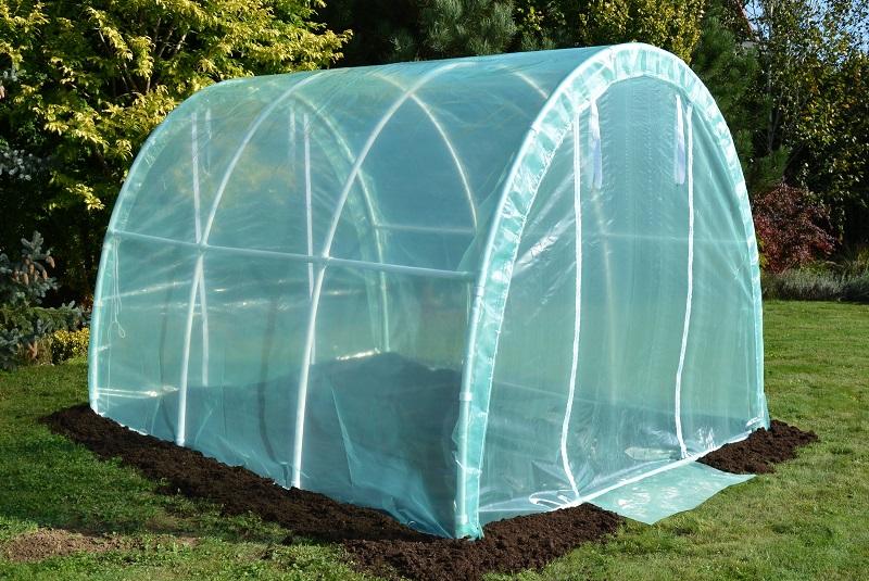 Szklarniowy tunel z rur PCV od frontu