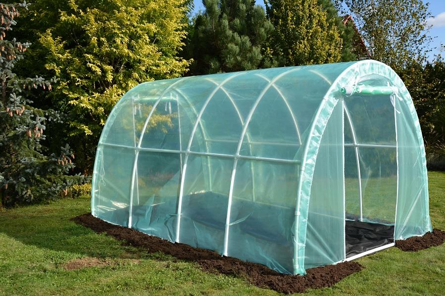 Biały tunel ogrodowy do uprawy warzyw i owoców