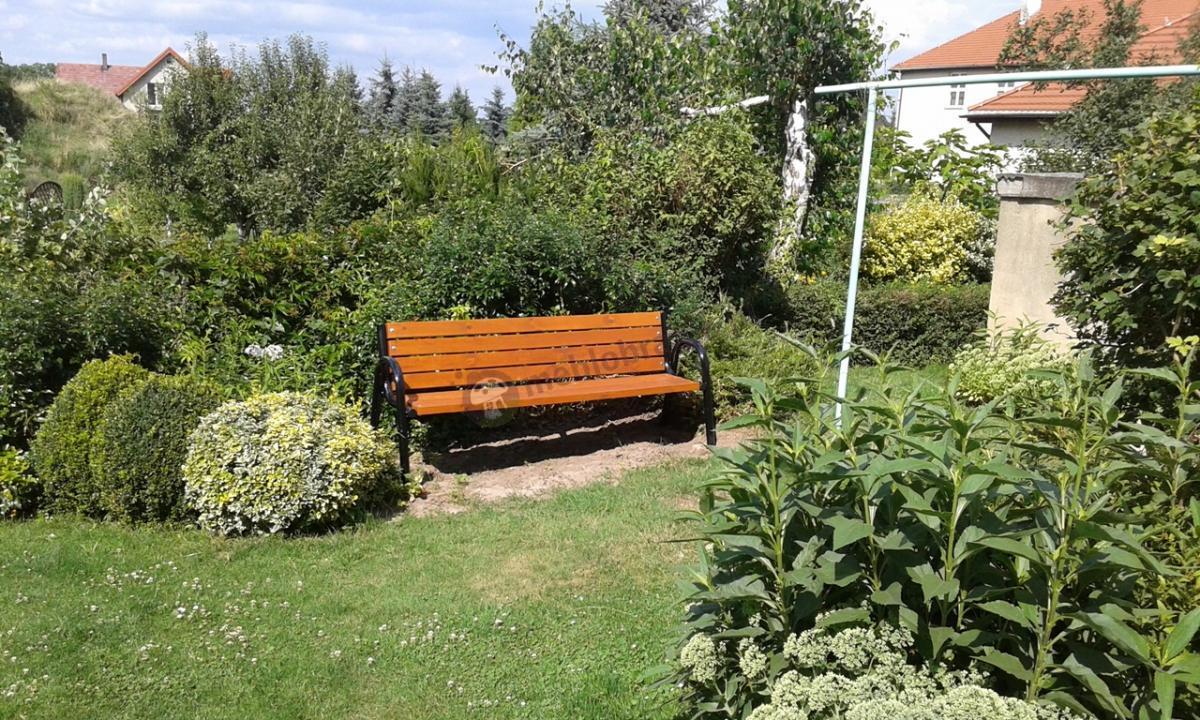 stalowa ławka 180 cm nowoczesna w ogrodzie