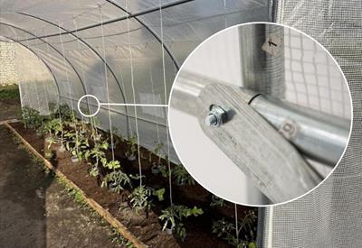 Ocynkowane rurki stalowe w tunelu foliowym 2x4