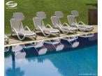 Nardi Alfa lekki leżak plażowy przy basenie