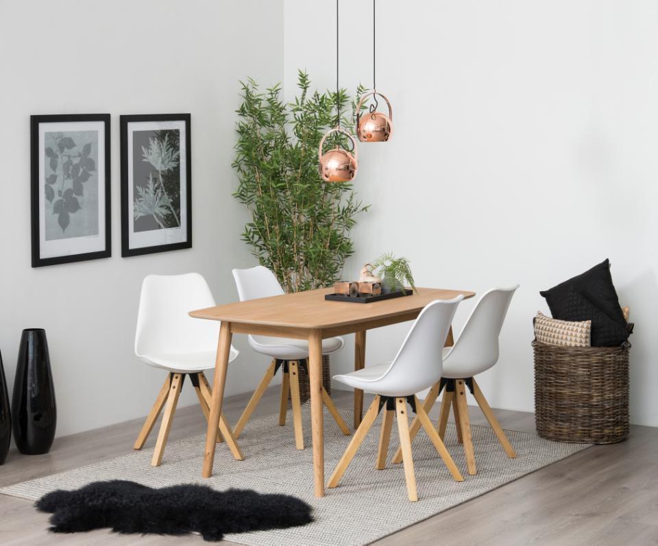 Actona Dima krzesło plastikowe z drewnianymi nogami w nowoczesnej aranżacji