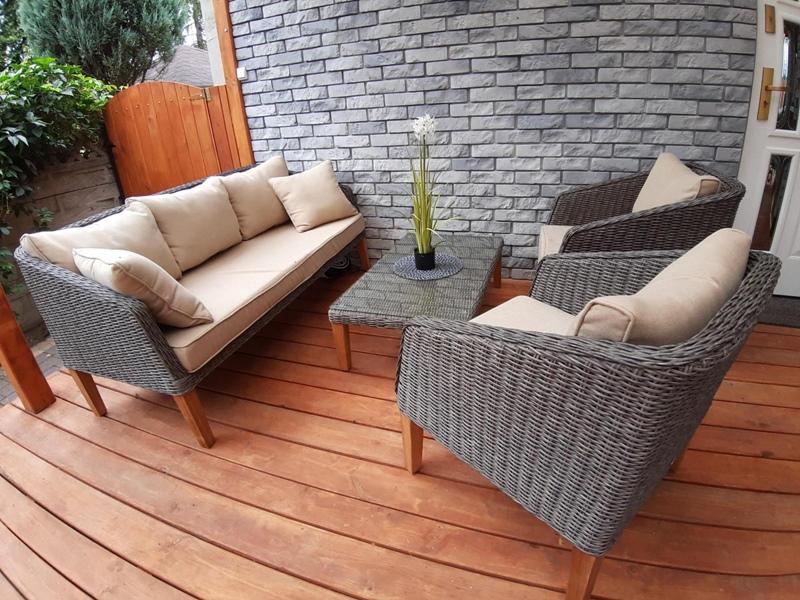 Skandynawskie meble ogrodowe z technorattanu Gambito na tarasie