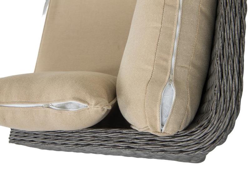 Meble ogrodowe z technorattanu z grubymi poduszkami