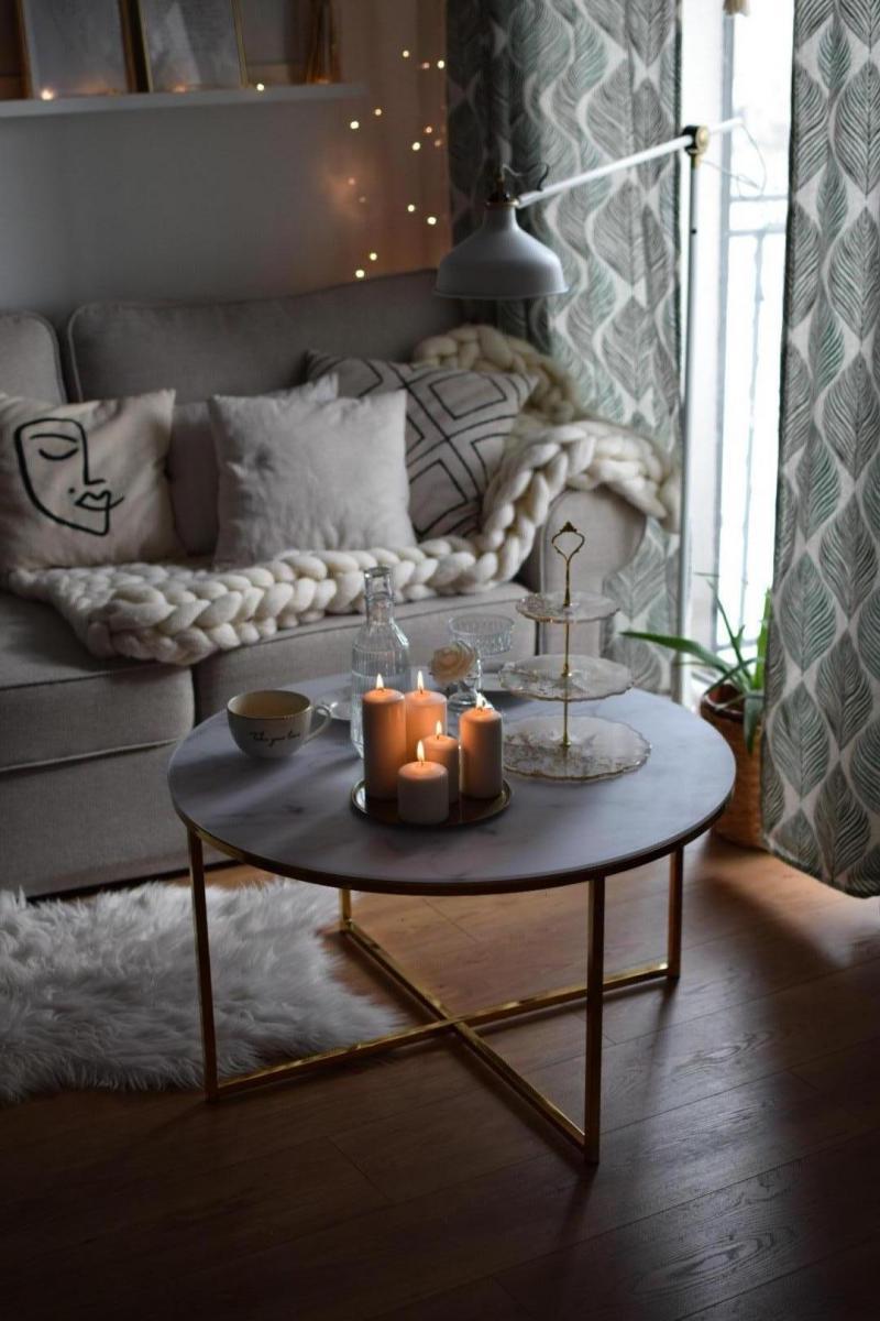 marmurkowy stolik Alisma Actona w salonie