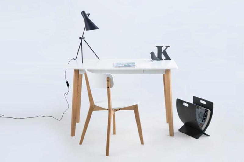 Skandynawski krzesło Raven przy stoliku