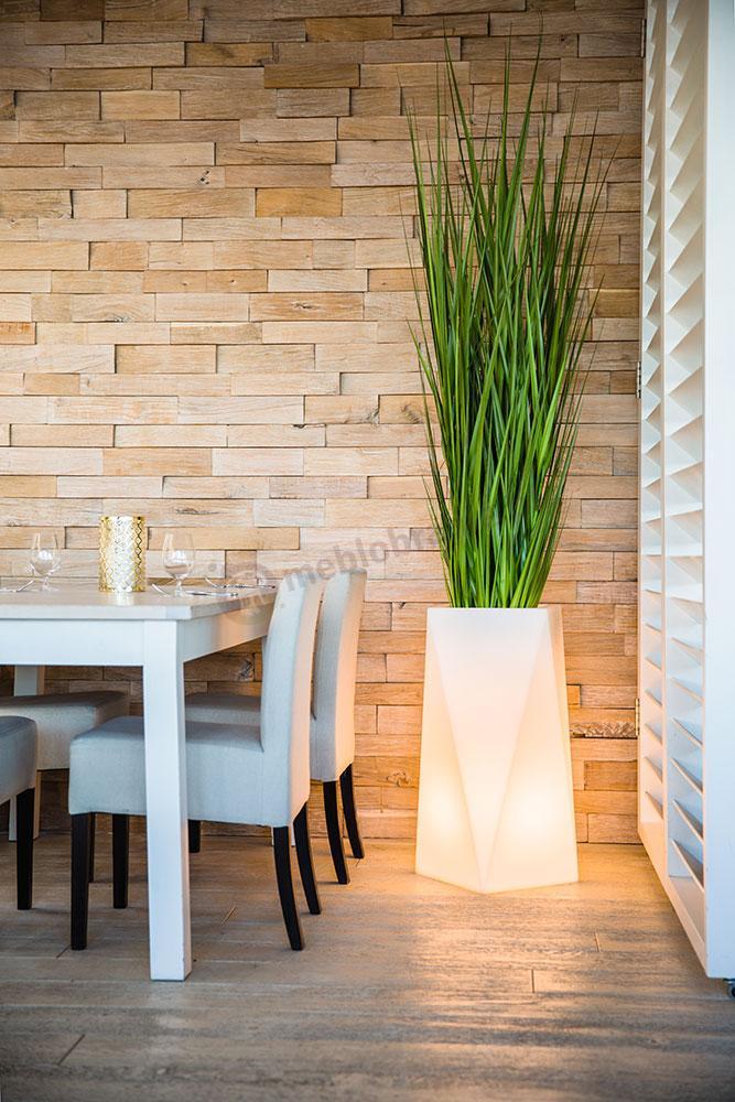 Donica Nevis podświetlana