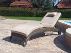Technorattanowy leżak ogrodowy na kółkach Altea brązowy mat