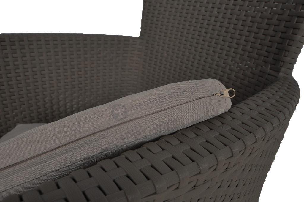 brązowa poduszka do krzesła ogrodowego