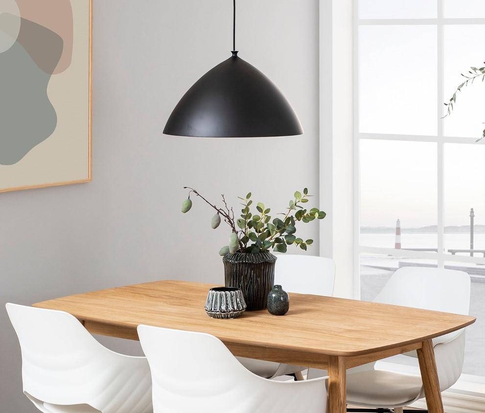 Stół do salonu w naturalnym kolorze drewna Actona Nagano - aranżacja