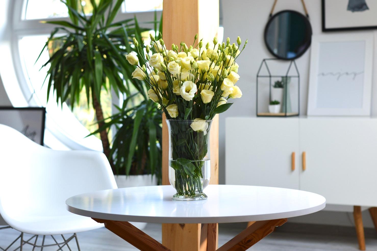 Biały stolik kawowy w stylu skandynawskim