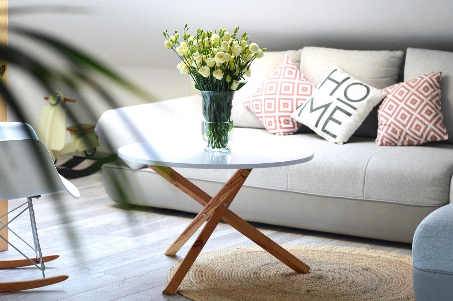 Minimalistyczny biały stolik Triple 80 aranżacja wnętrza