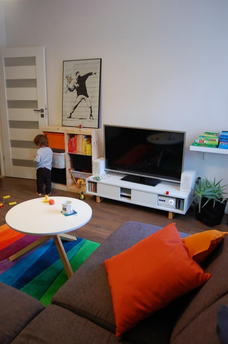 Biała minimalistyczna szafka RTV