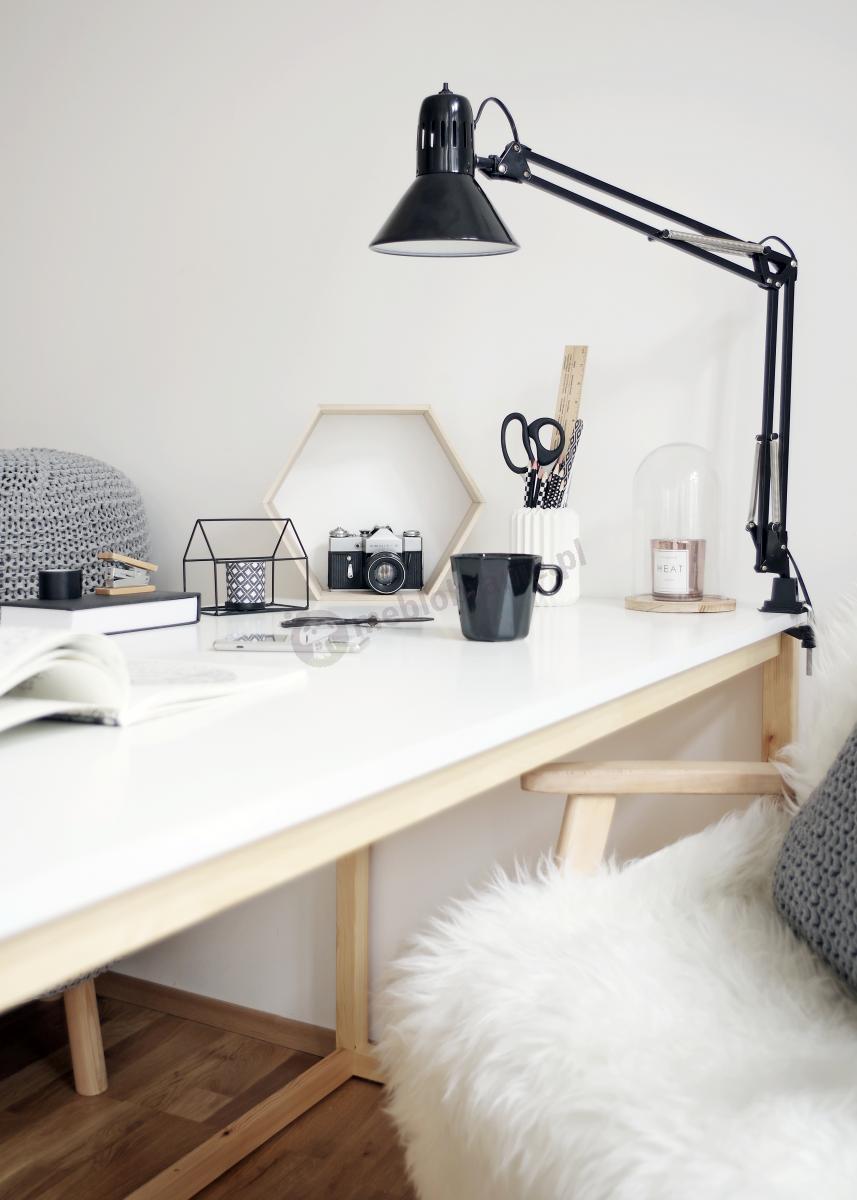 Białe biurko w stylu skandynawskim