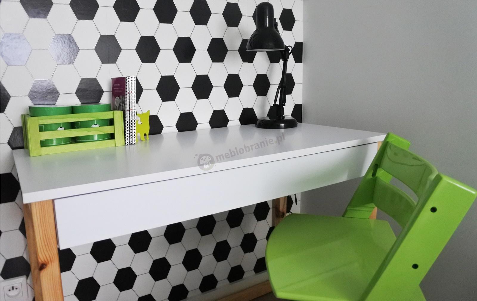 Białe biurko w stylu skandynawskim