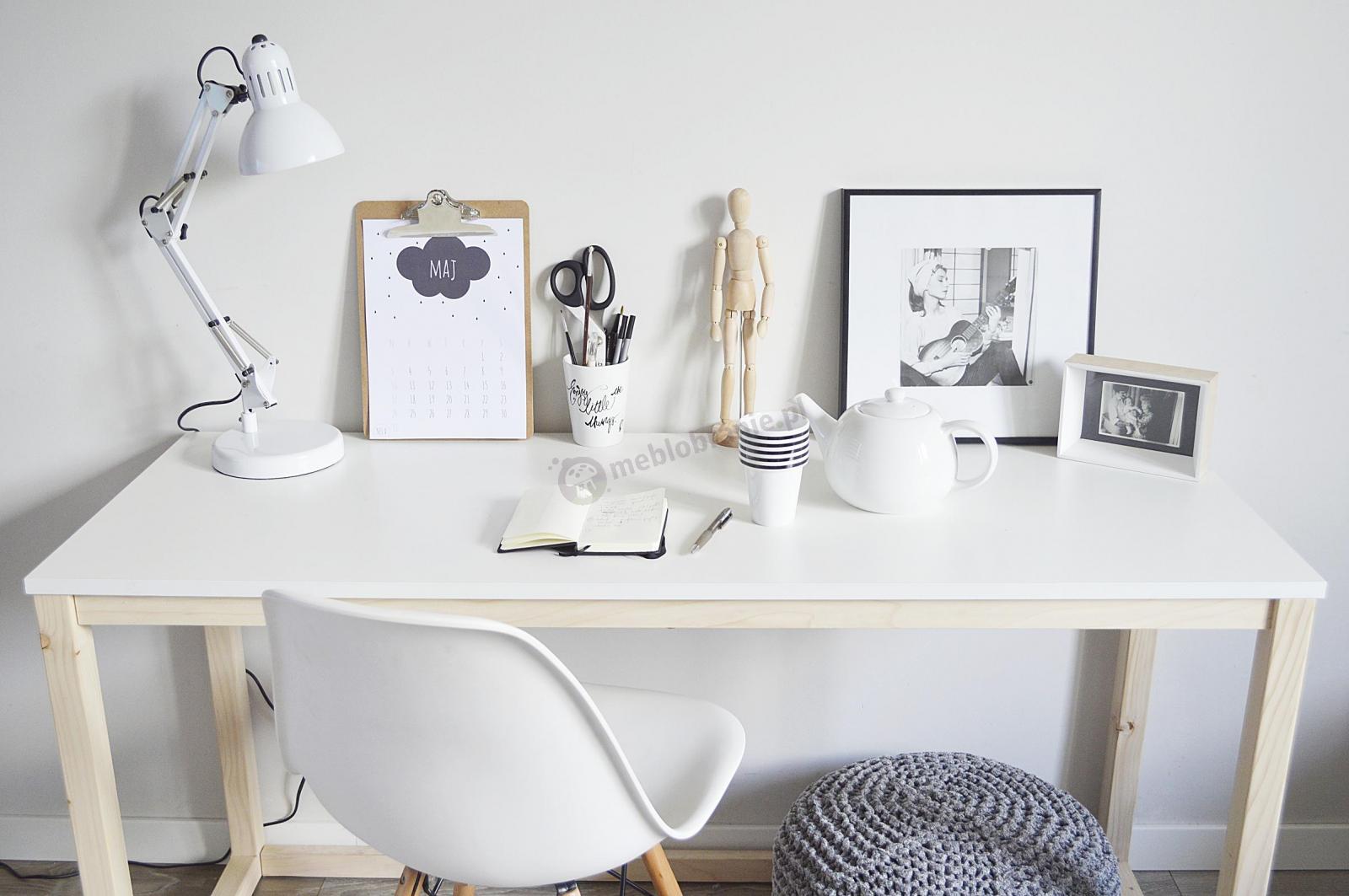 Białe biurko w stylu skandynawskim