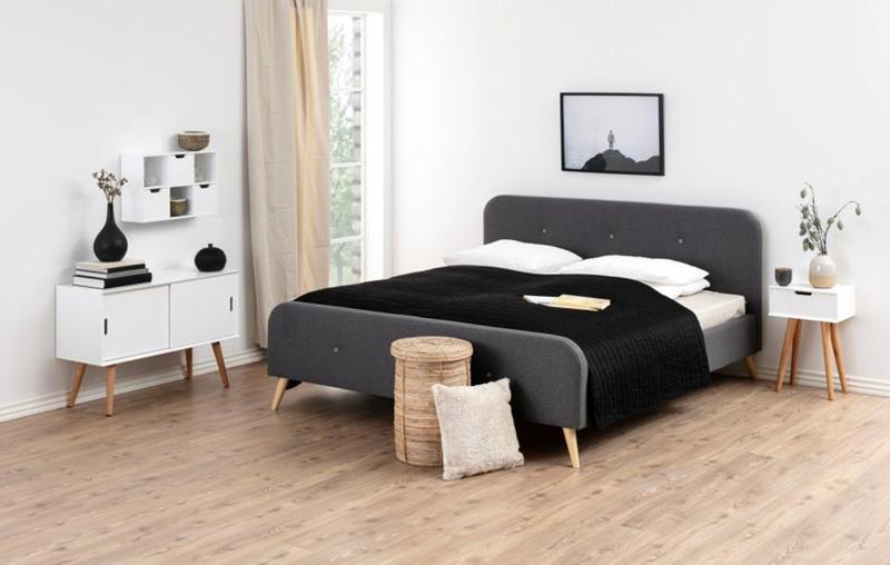 Regał mitra w sypialni z łóżkiem