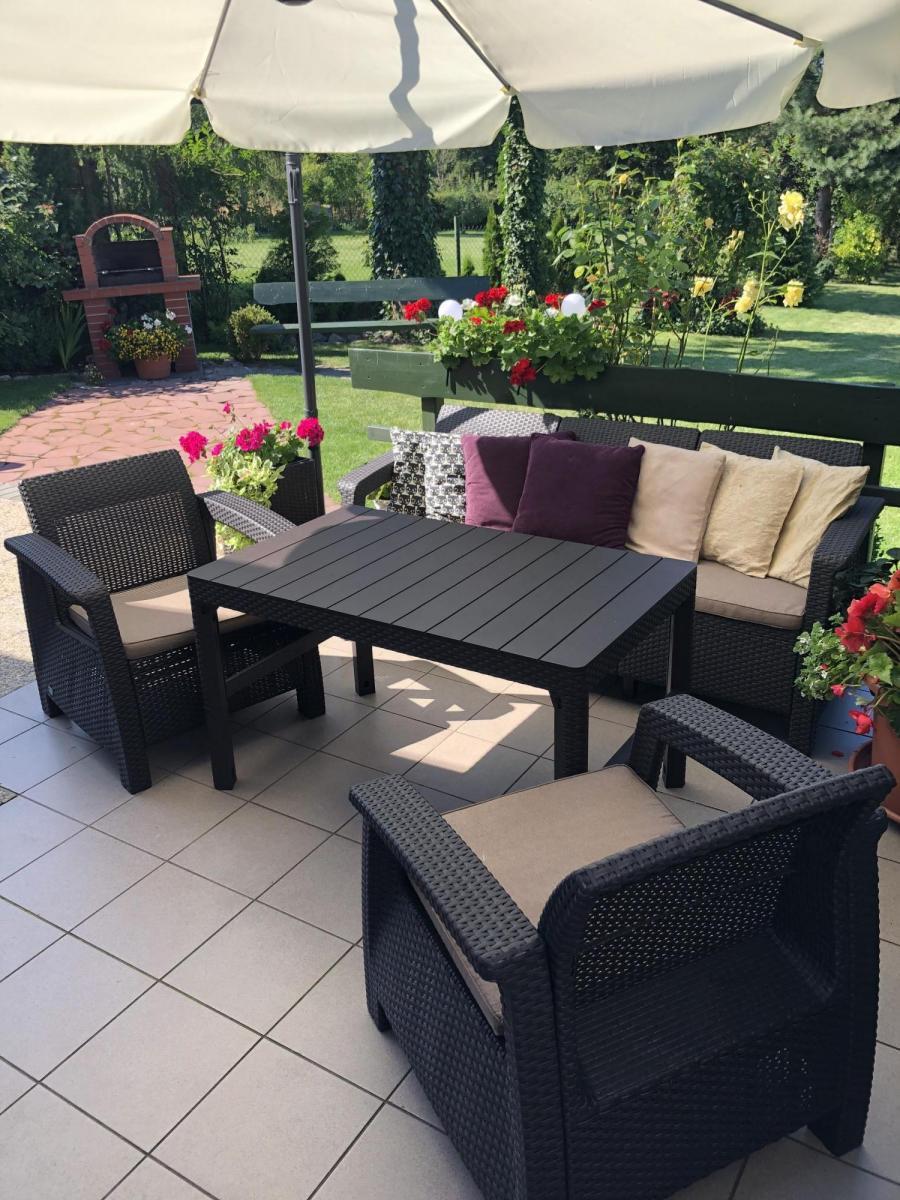 brązowy zestaw ogrodowy dla 5 osób pod parasolem