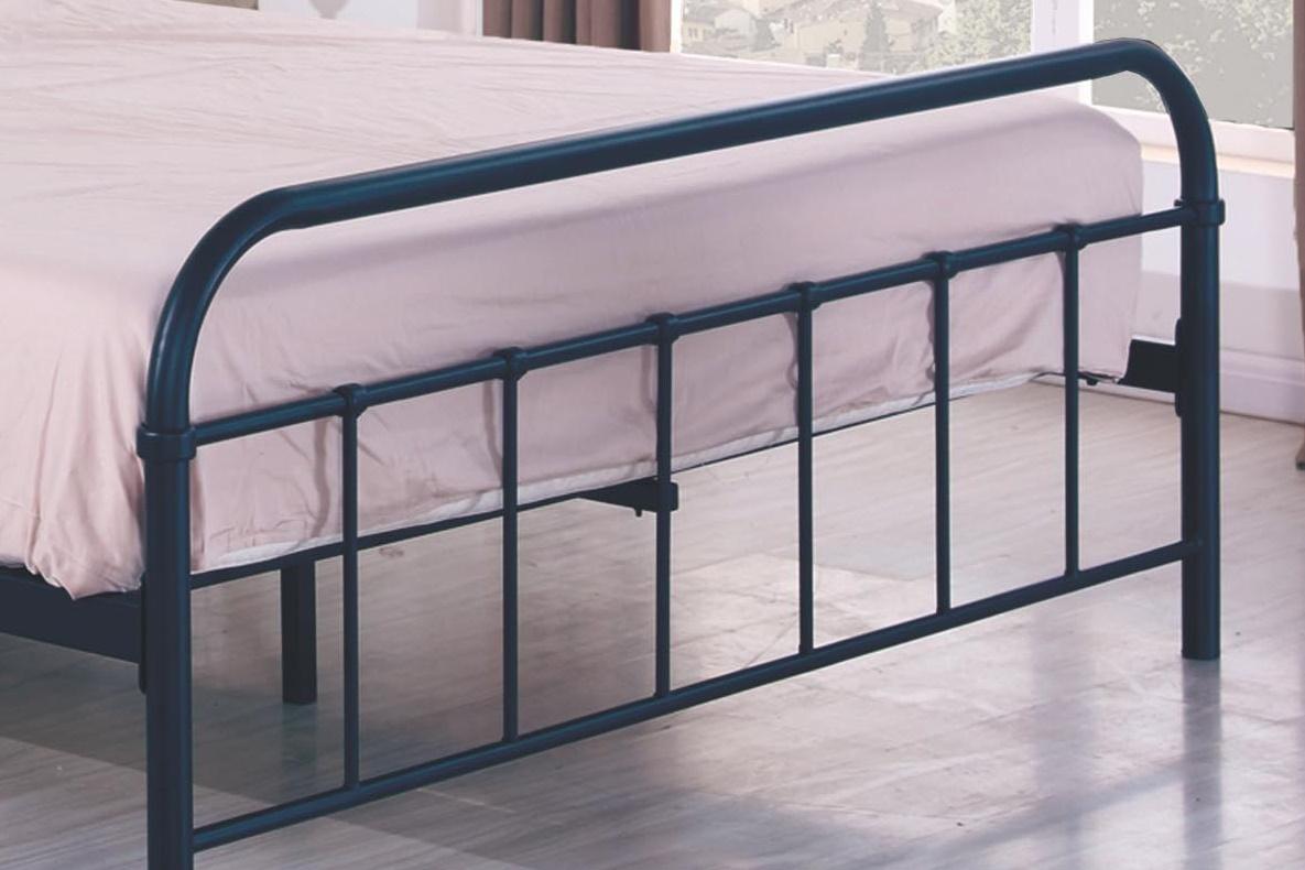 Łóżko z metalowym zagłówkiem