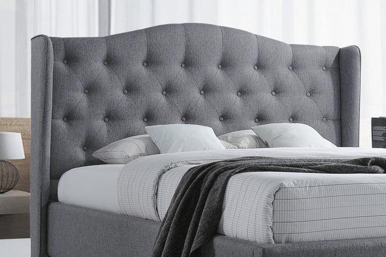 Łóżko z tapicerowanym wezgłowiem