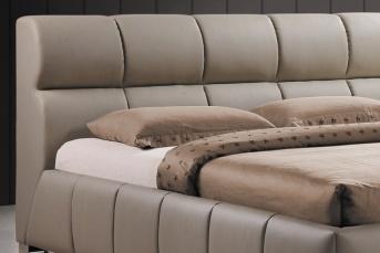 Łóżko z tapicerowanym wezgłowiem