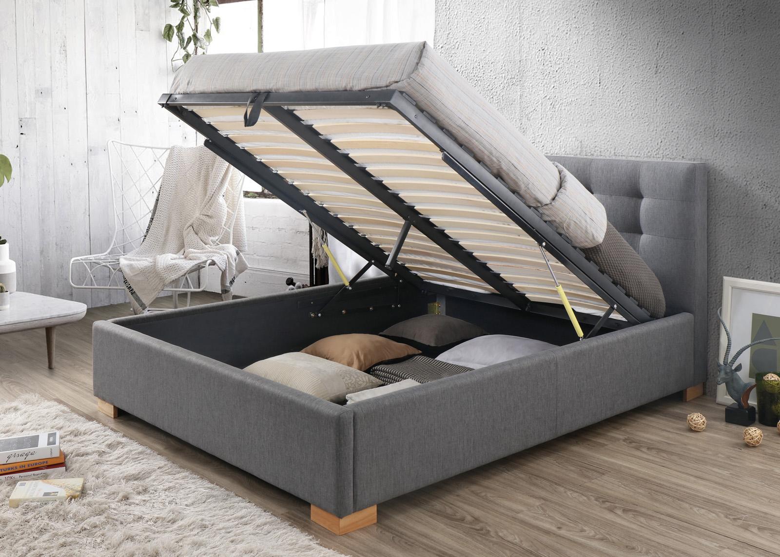 Łóżko z tapicerowanym wezgłowiem