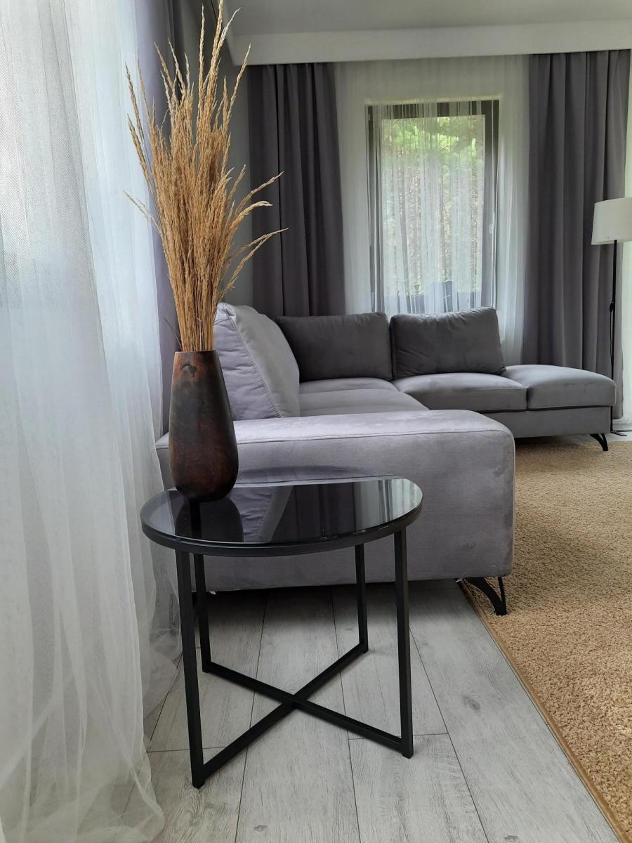 czarny stolik okrągła Actona Cross