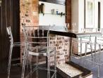 Krzesło hoker przezroczysty Chiavari Bar 75 - aranżacja