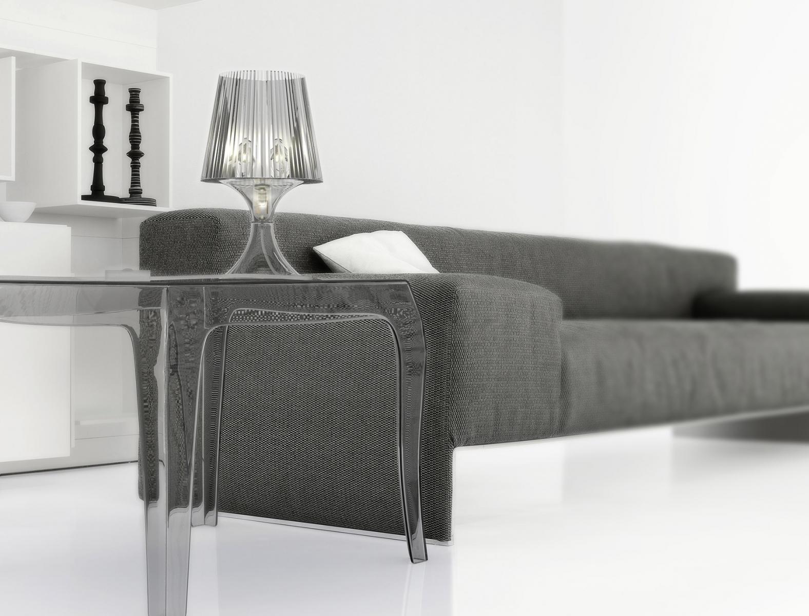 Przezroczysty stolik kawowy - aranżacja salonu