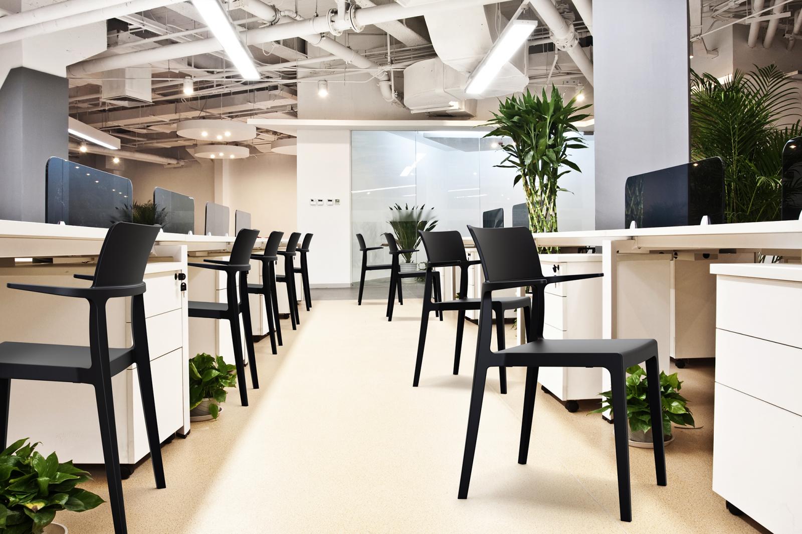 Krzesło z tworzywa sztucznego - aranżacja biura