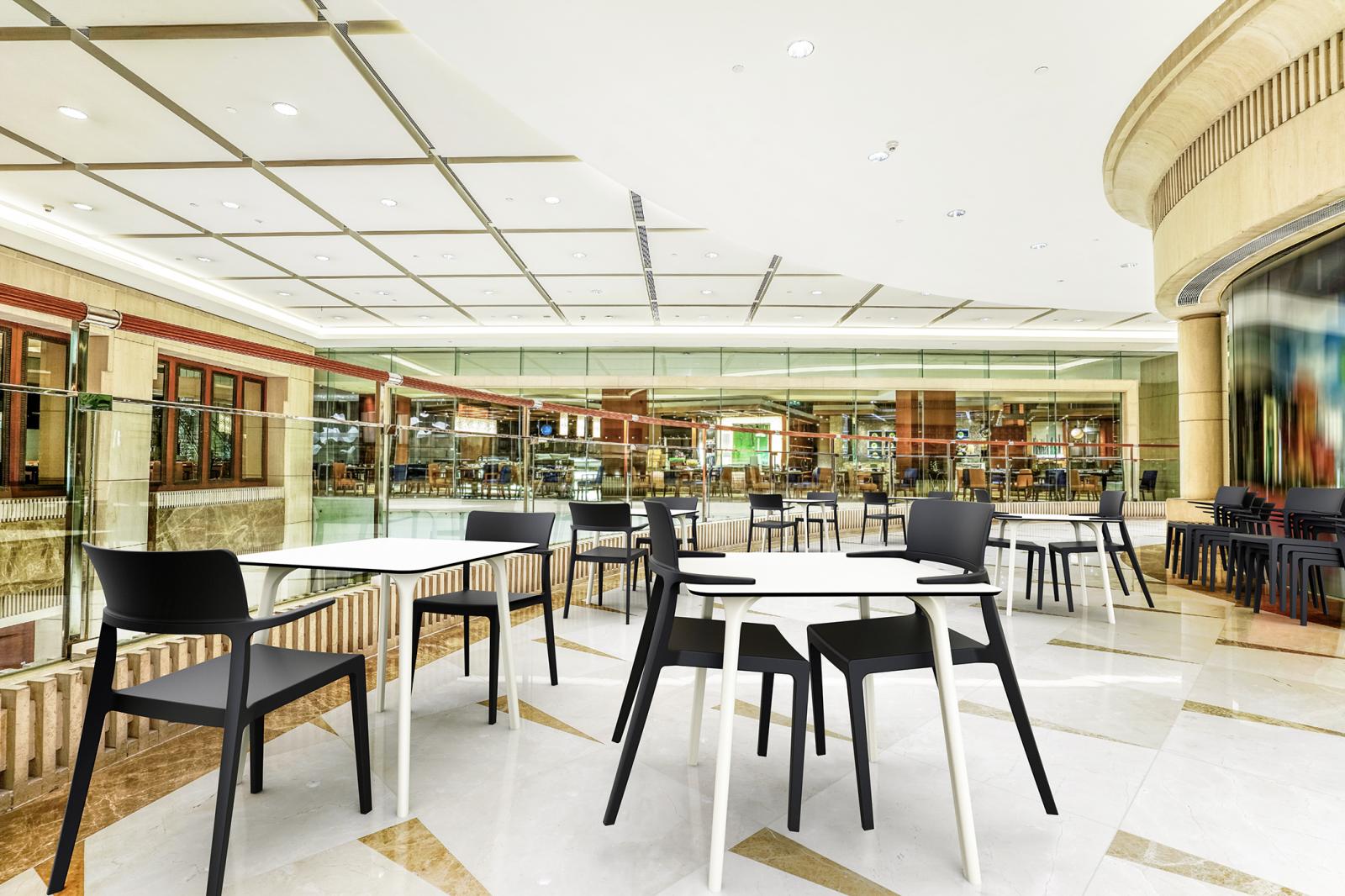 Plus Black krzesło proste bankietowe z podłokietnikami - aranżacja food court