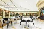Czarne krzesła - aranżacja food court