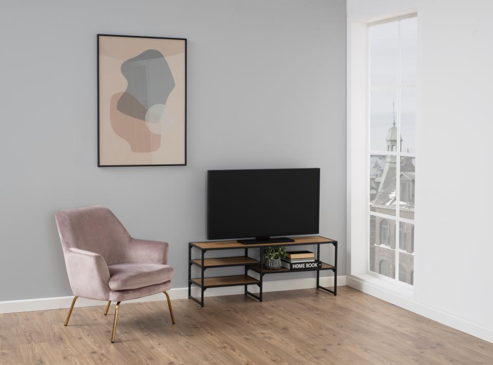 różowy welurowy fotel na miedzianych nóżkach Chisa Actona