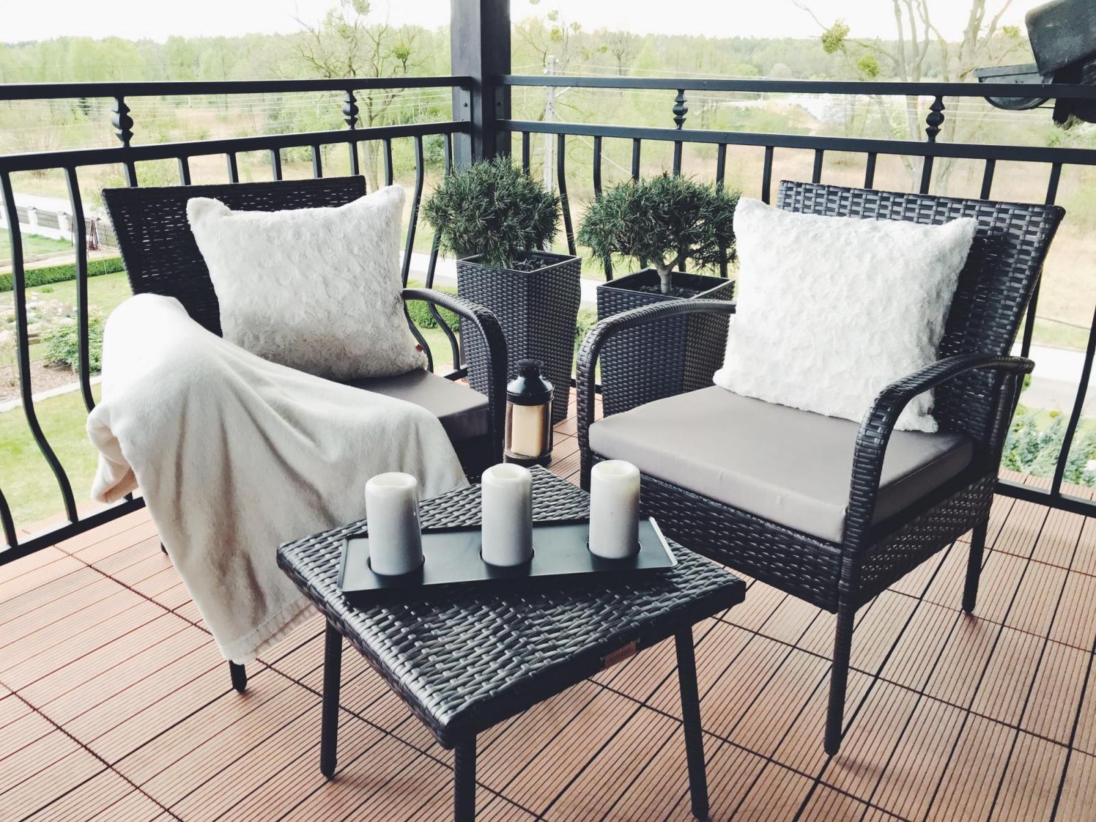 komplet kawowy z technorattanu na balkonie