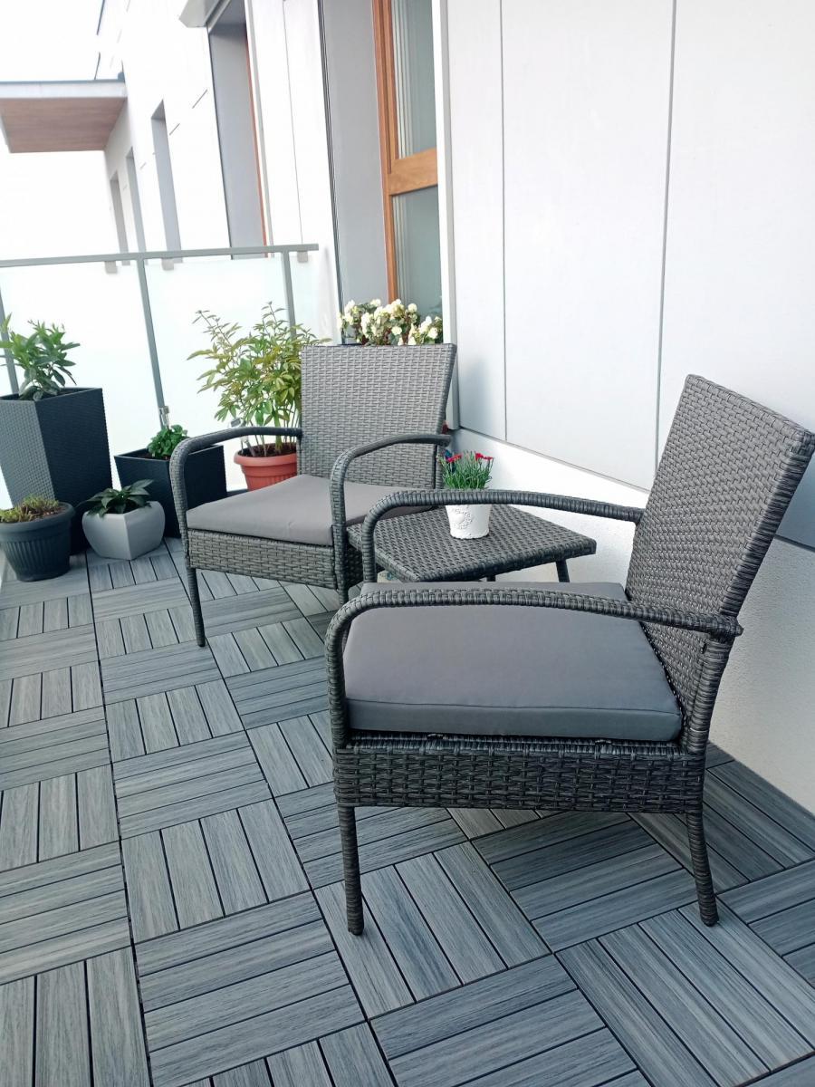 2 fotele i stolik na niewielkim balkonie