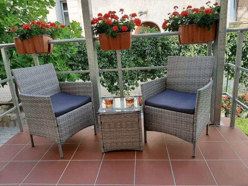 jasnoszare meble balkonowe na balkonie