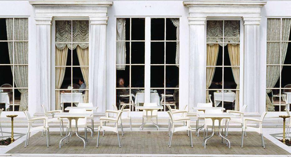 Siesta dolce white - proste krzesło z tworzywa z aluminiowymi nogami