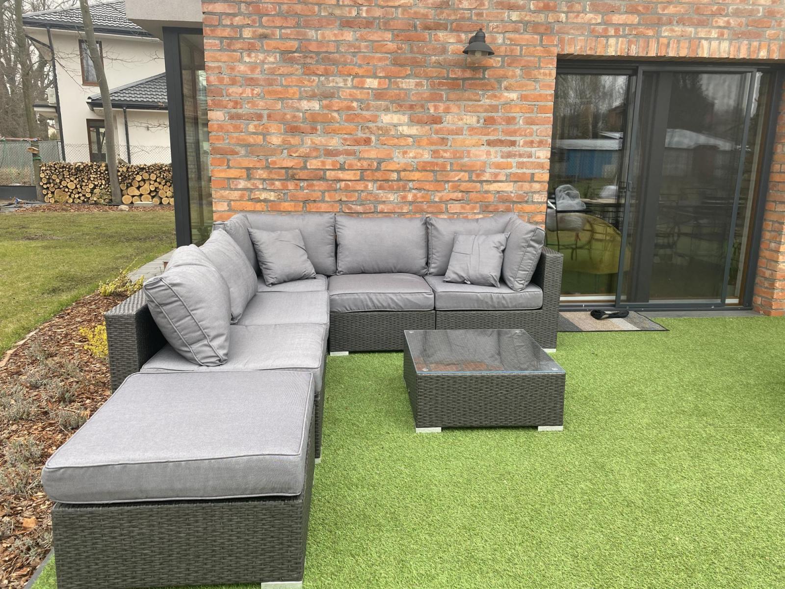 meble modułowe z technorattanu na dużym tarasie