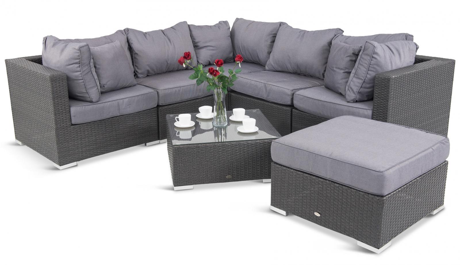 ciemnoszare meble z technorattanu na tarasie