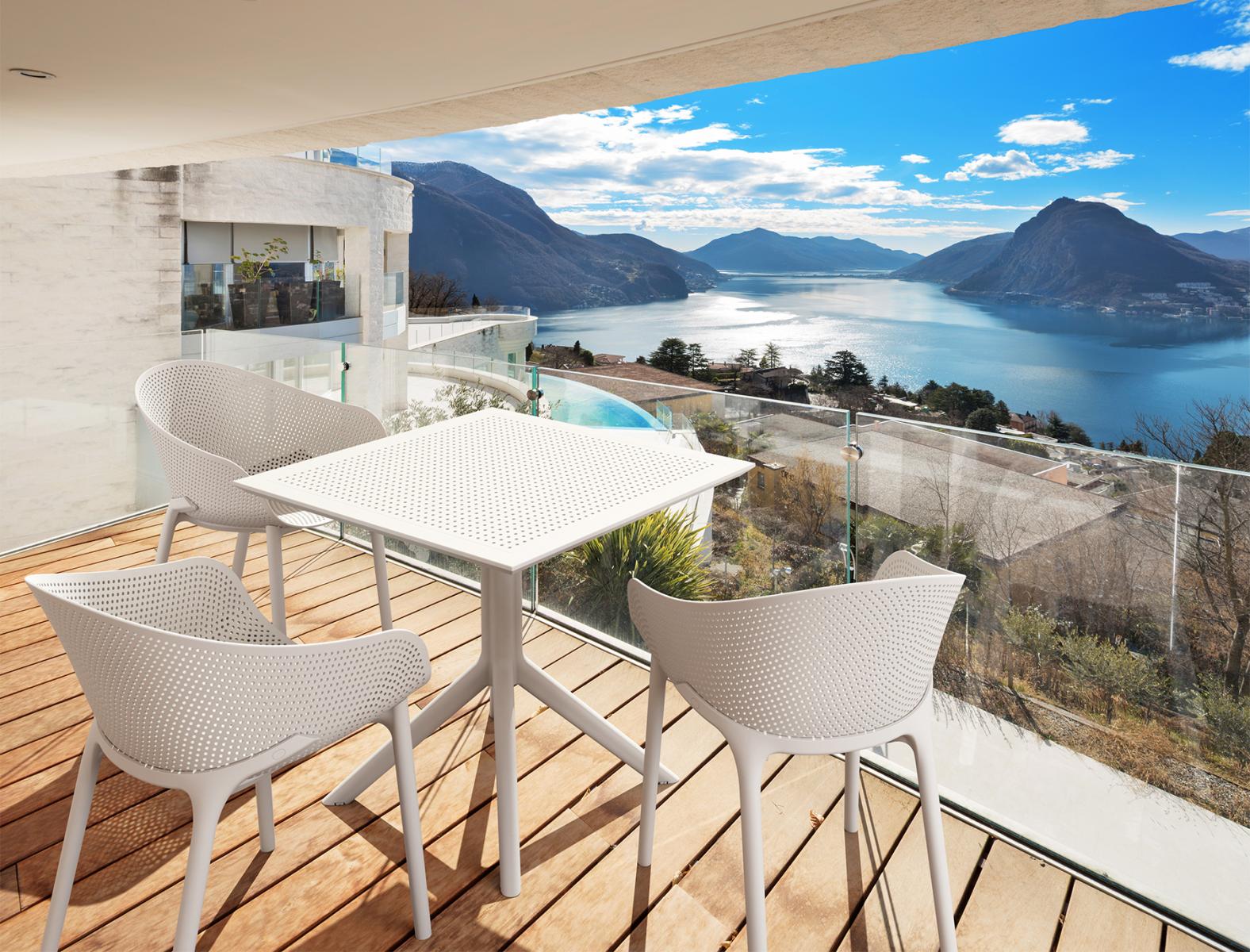 Kwadratowy stół z tworzywa Sky Table 80 biały - aranżacja