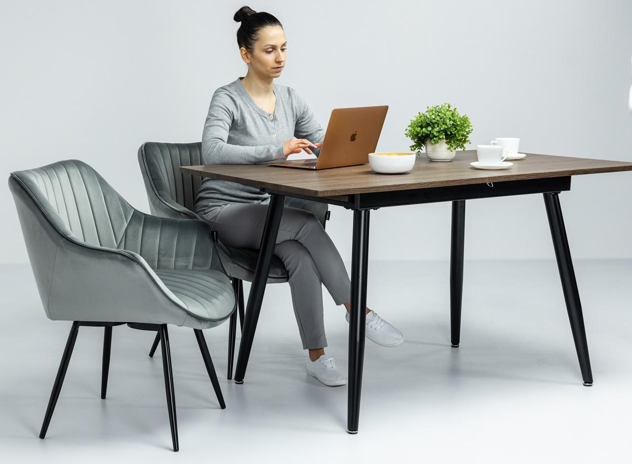 tapicerowane szare krzesło welurowe z przeszyciami