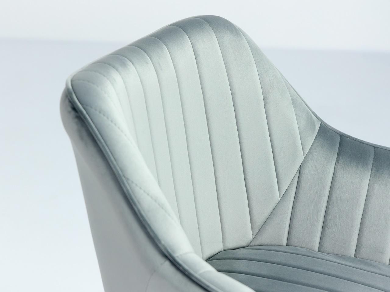 siedzisko szarego krzesła welurowego