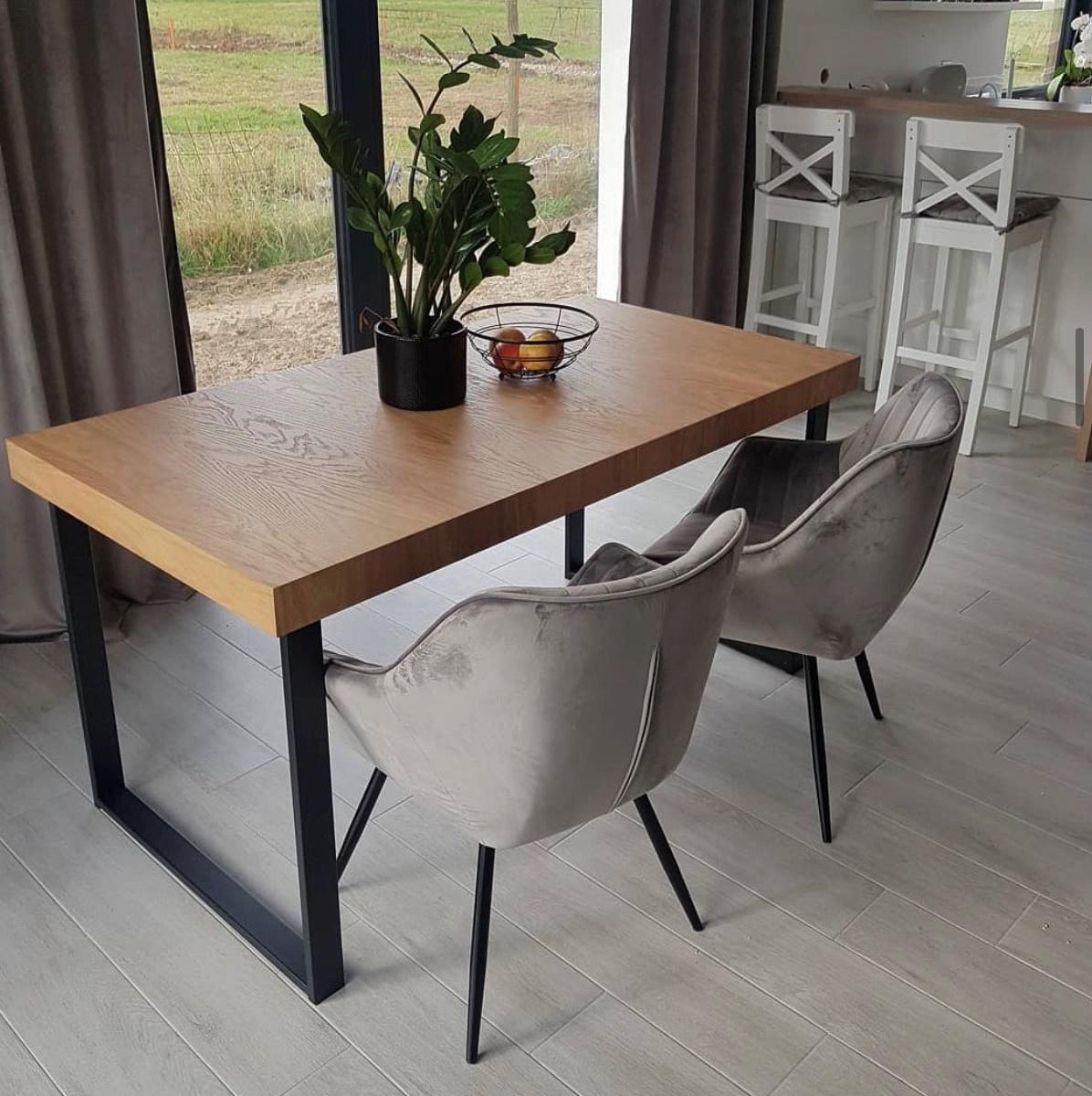 ciemnoszary welurowy fotel na czarnych nogach