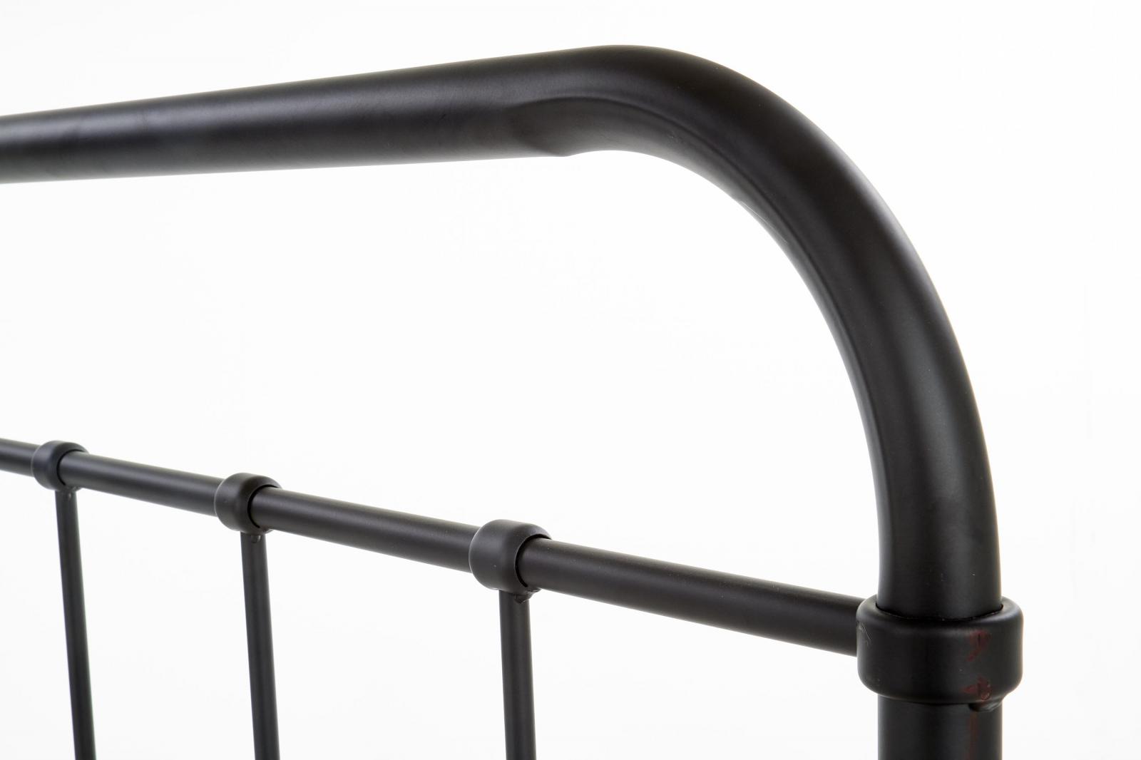 Łóżko z metalowym zagłówkiem