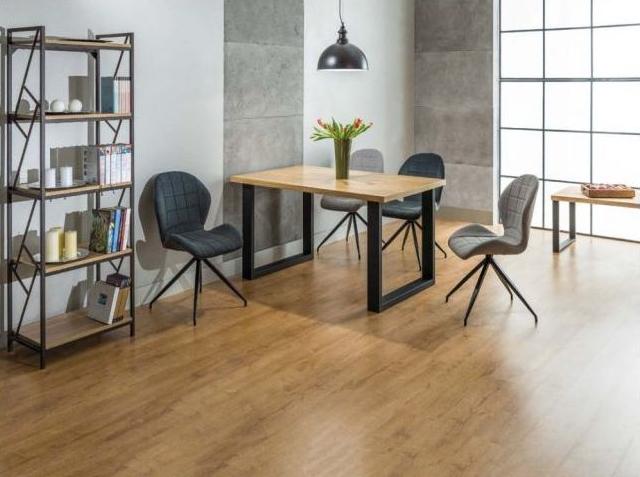 stół na czarnej ramie